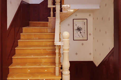 吉阳中式别墅室内汉白玉石楼梯的定制安装装饰效果